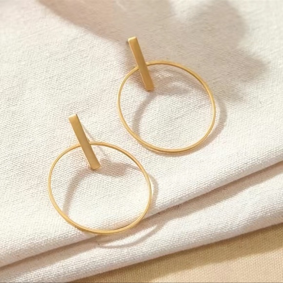 Elegant 18k Gold Plated Hollow Geometrical Circle Earrings - Picture 3 of 4
